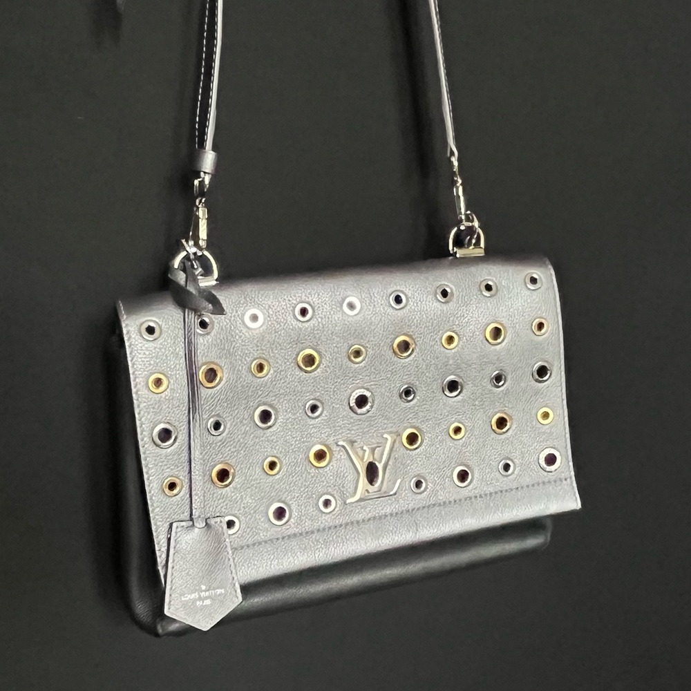 Louis Vuitton lockme ii eyelet purse
